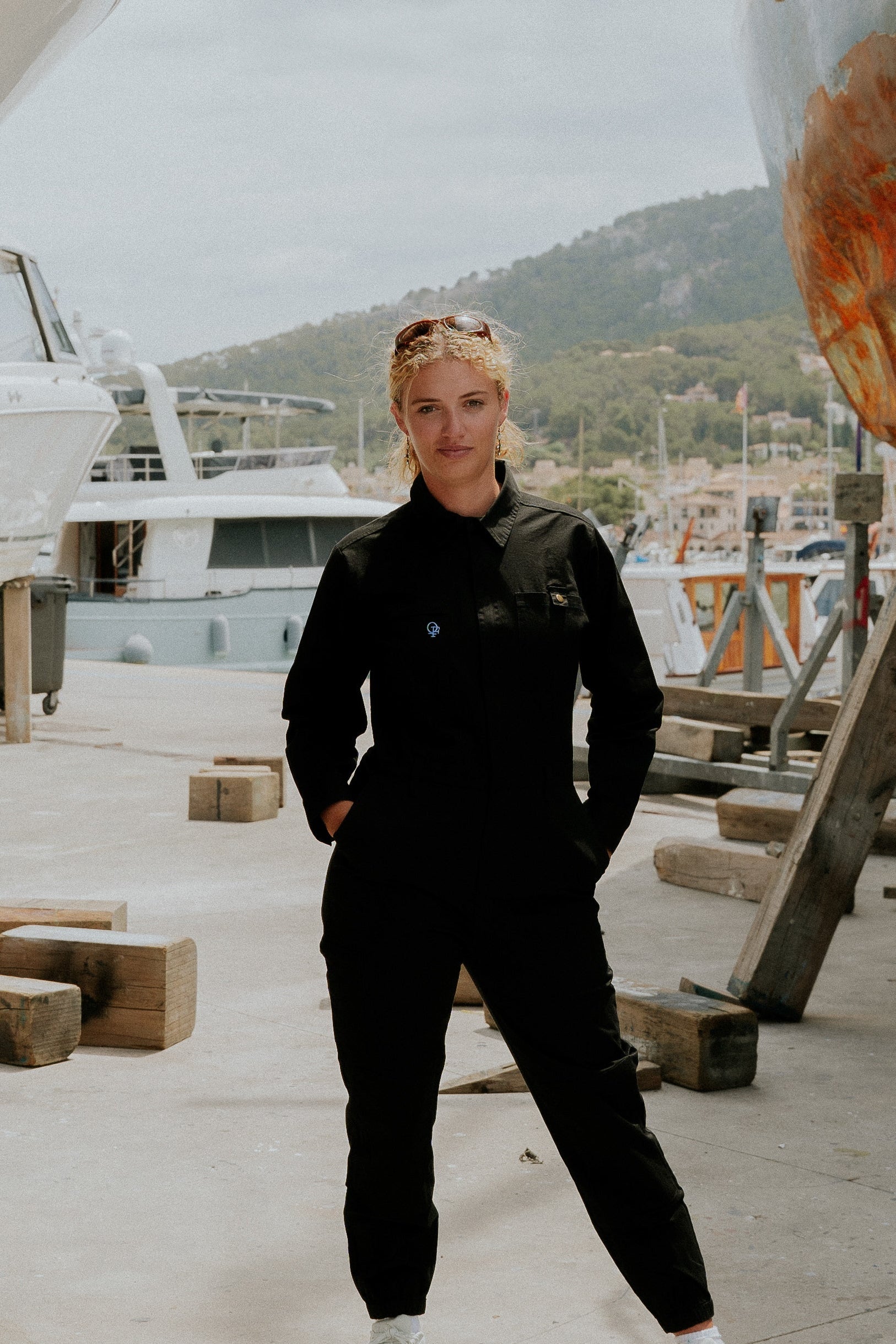 Woman in black boiler suit / coveralls. Workwear, streetwear. Workwear style