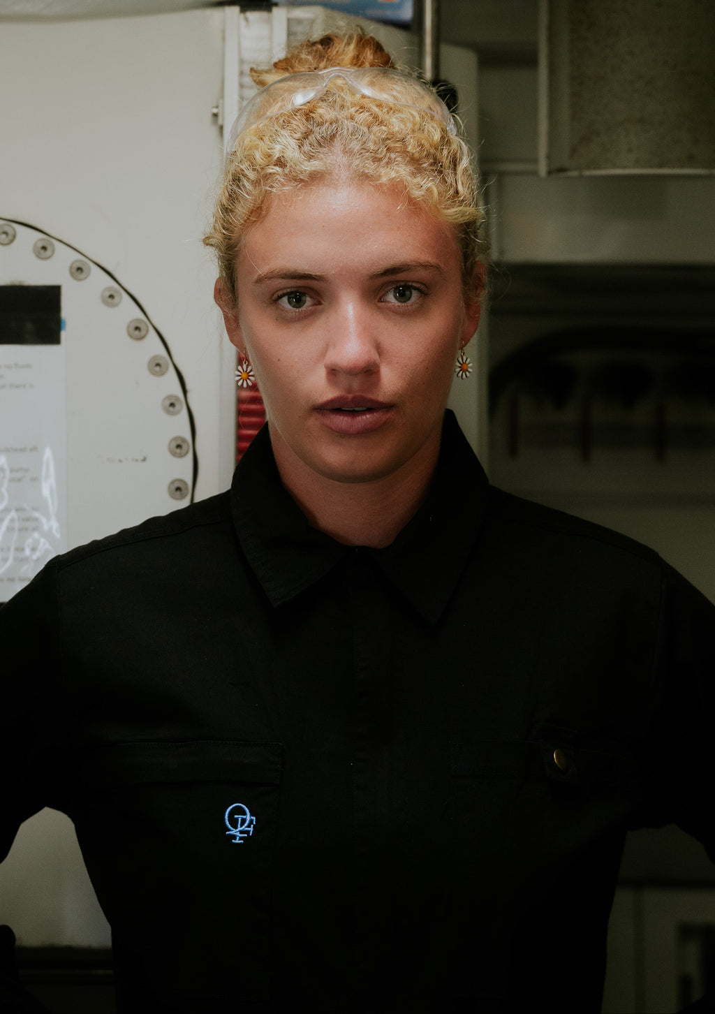 Woman in black boiler suit / coveralls. Workwear, streetwear. Workwear style