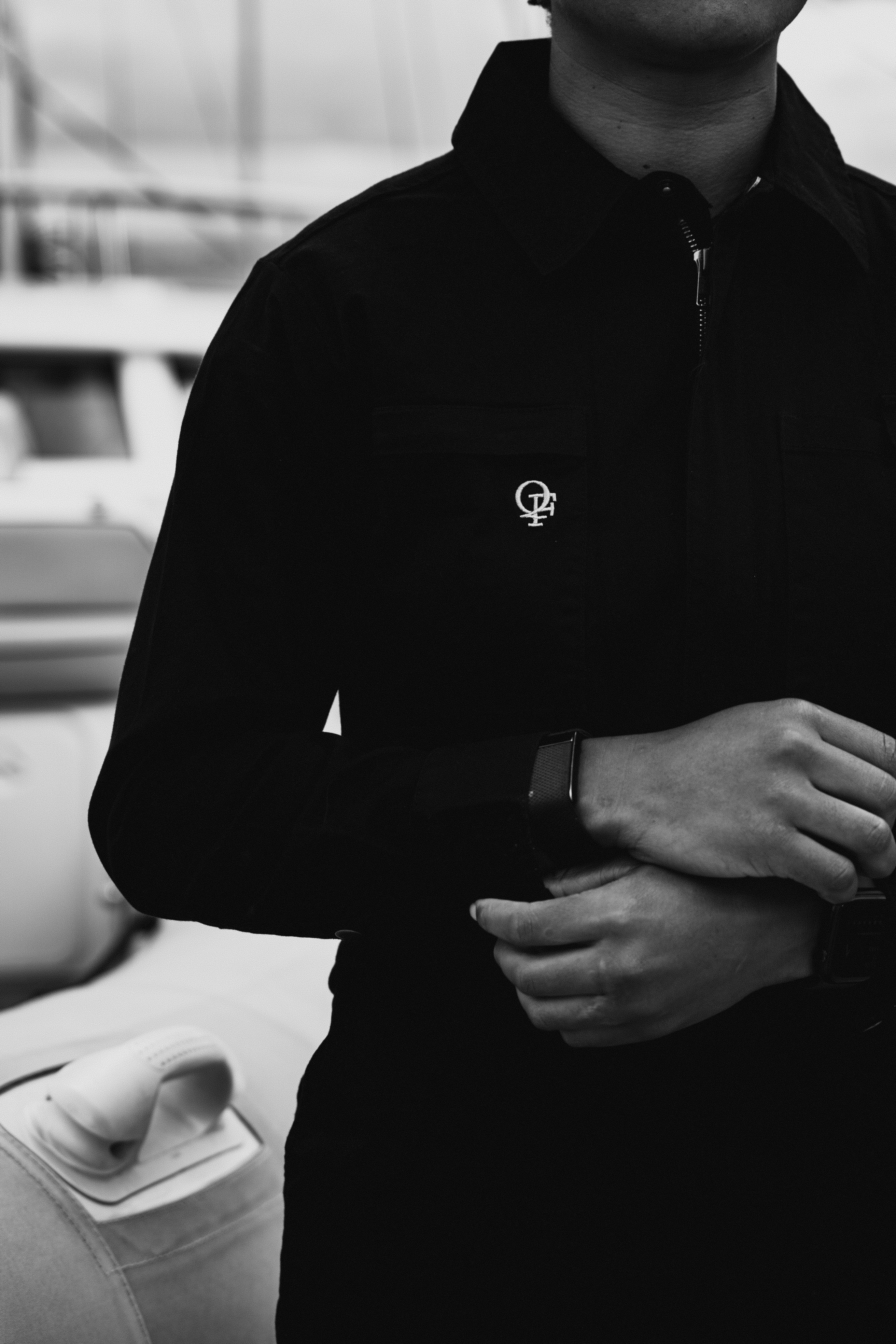 Woman in black boiler suit / coveralls. Workwear, streetwear. Workwear style