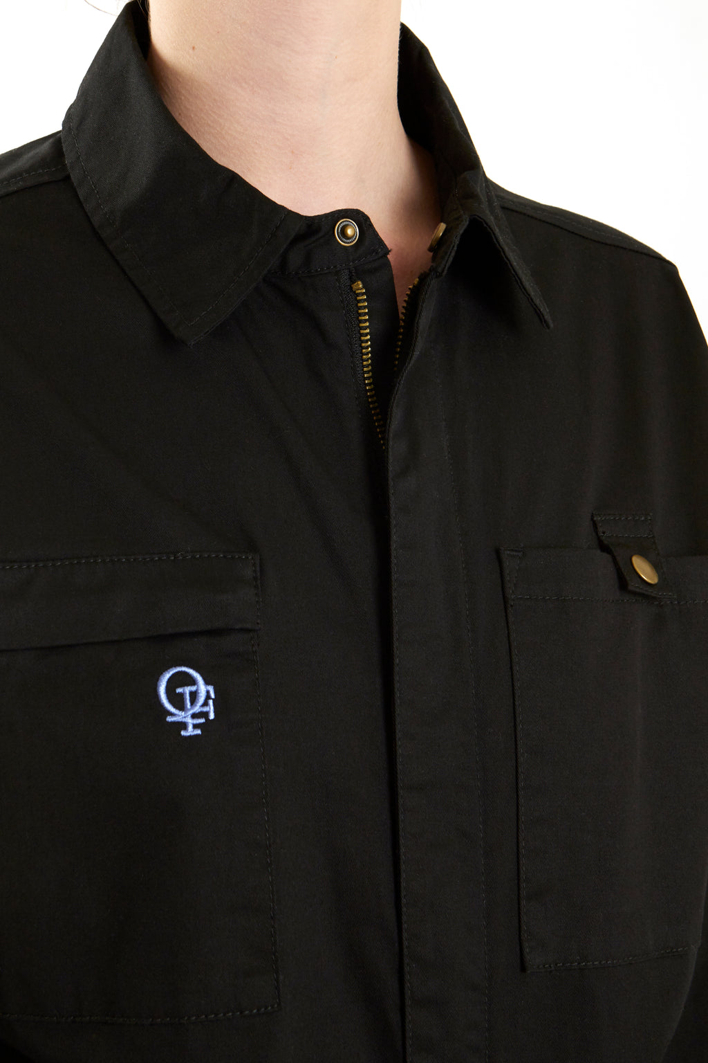 Woman in black boiler suit / coveralls. Workwear, streetwear. Workwear style