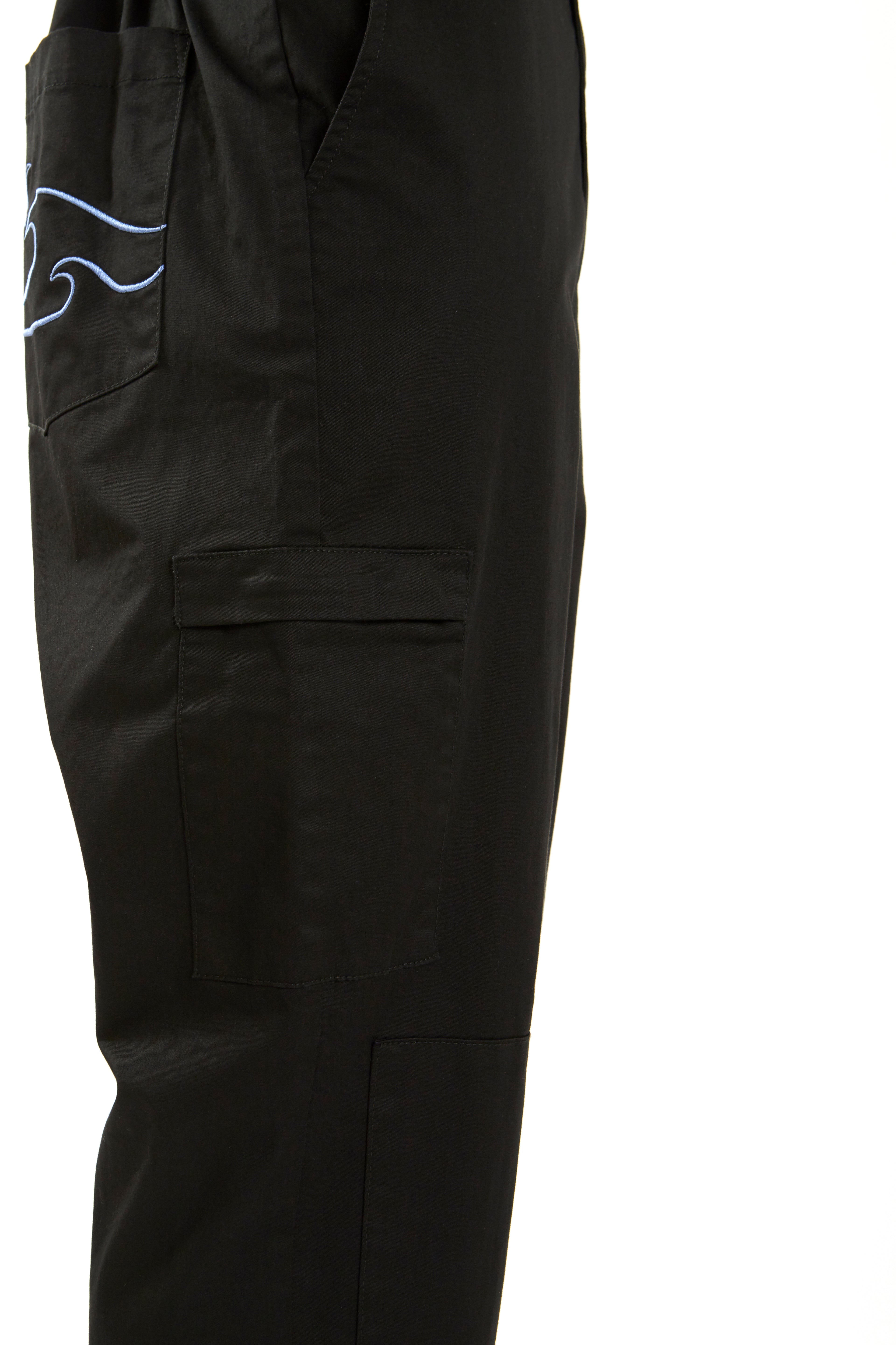 Woman in black boiler suit / coveralls. Workwear, streetwear. Workwear style