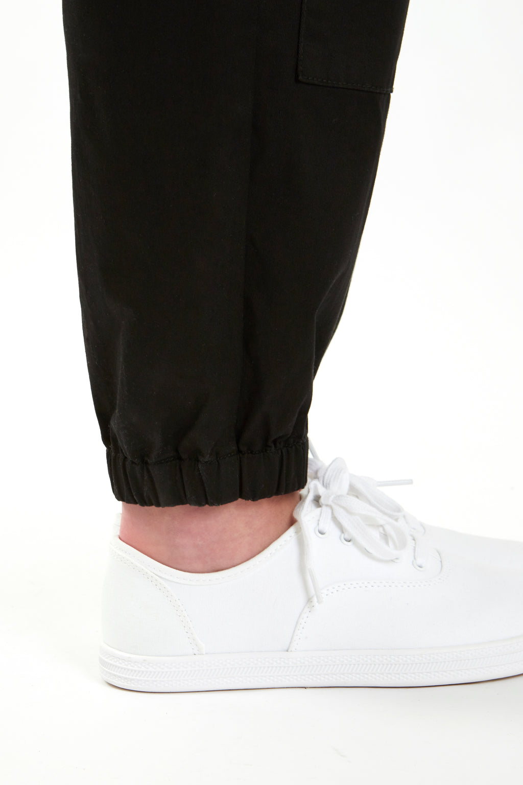 Woman in black boiler suit / coveralls. Workwear, streetwear. Workwear style