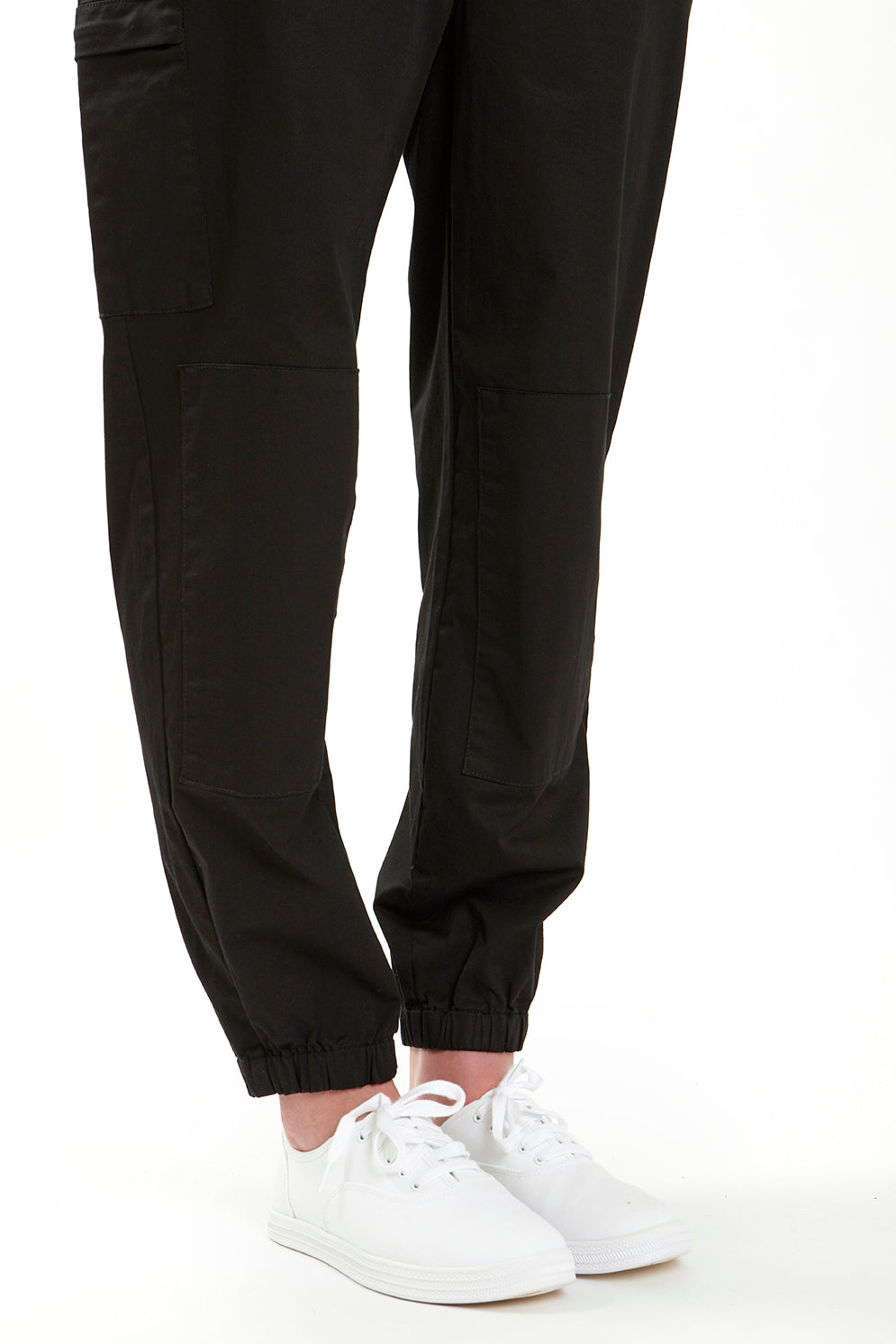 Woman in black boiler suit / coveralls. Workwear, streetwear. Workwear style