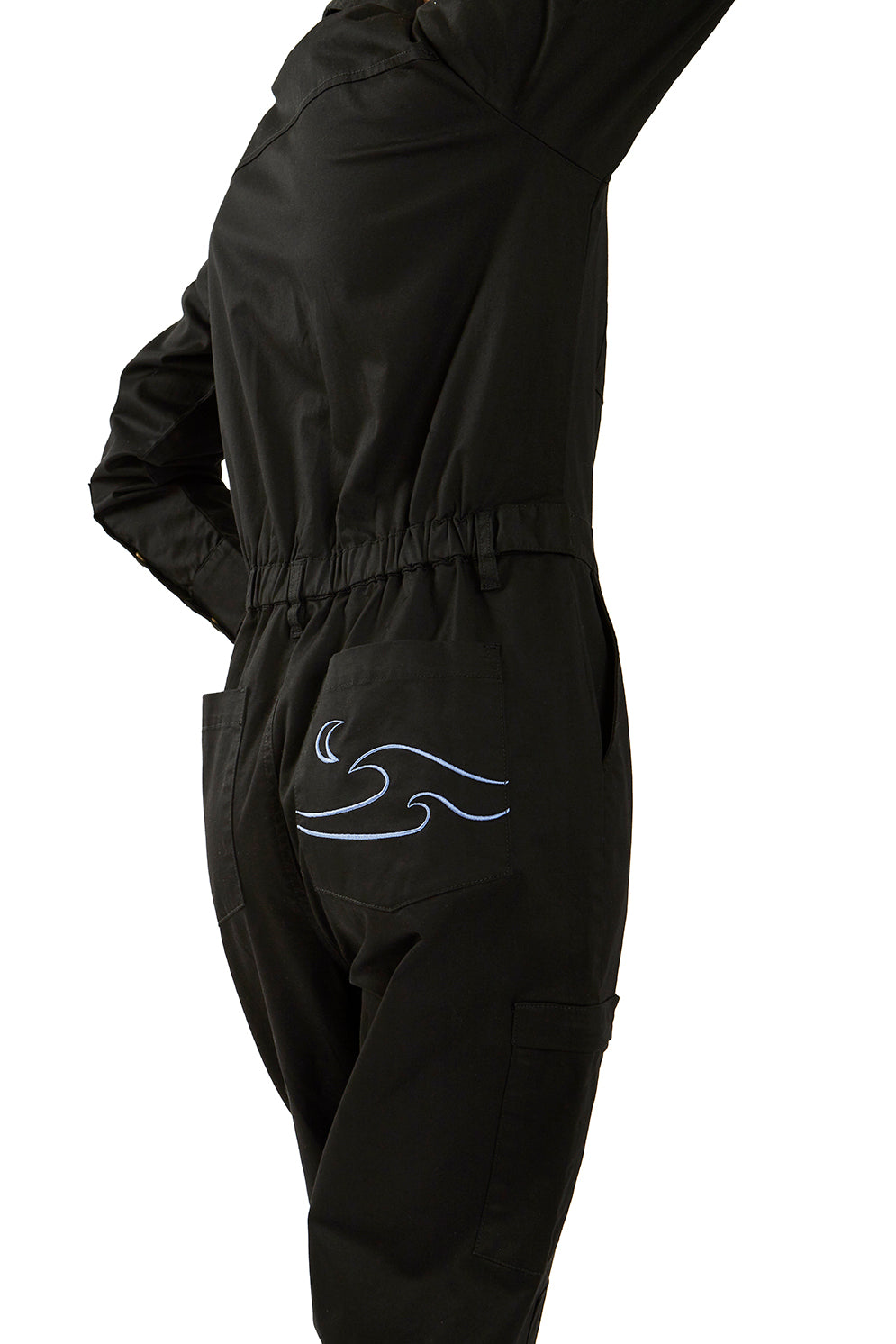 Woman in black boiler suit / coveralls. Workwear, streetwear. Workwear style