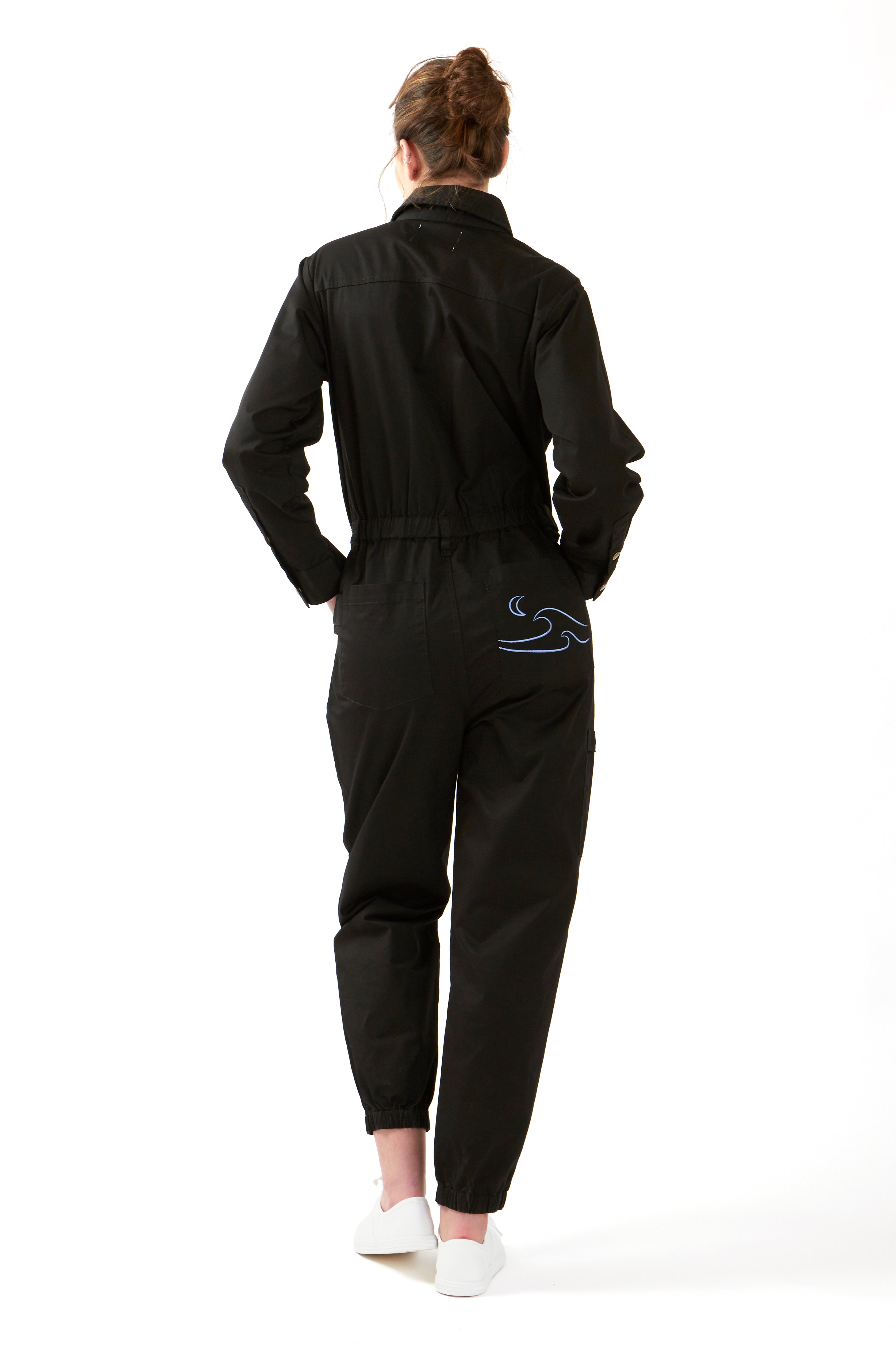 Woman in black boiler suit / coveralls. Workwear, streetwear. Workwear style